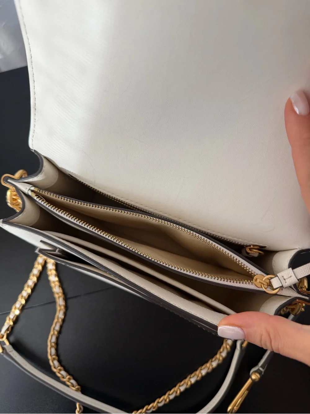 Tory Burch Cream Leather Crossbody with Gold Chain Strap - Picture 4 of 9